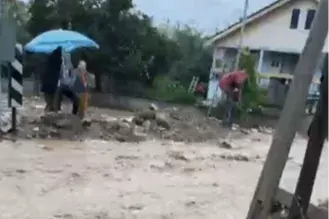 Bursa'da dere taştı! BUSKİ ve belediye ekipleri seferber oldu