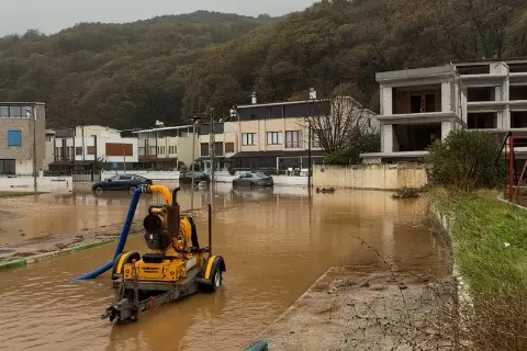 Karacabey’de yollar göle döndü, denize çıkamayanlar evlerinin önünden balık tuttu