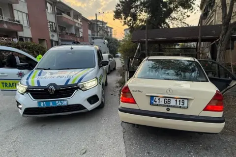 Çalıntı araçla polisten kaçtılar, kaza yapınca yakalandılar