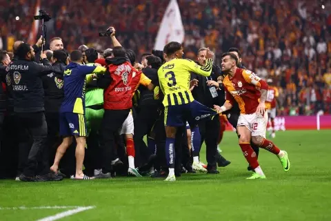 Galatasaray-Fenerbahçe derbisi biter bitmez ortalık karıştı! Futbolcular birbirine girdi