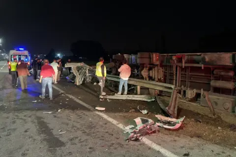 Iğdır’da çimento yüklü tır devrildi: 1 yaralı