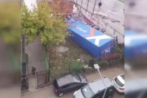 İstanbul'da Tır Dehşeti: Karşı Şeritteki 2 Araca Çarpıp 5 Metreden Aşağı Düştü! Yaralılar Var