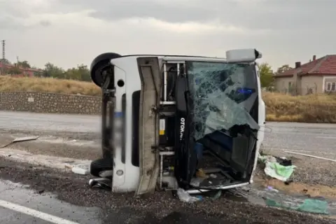 Konya yolunda işçi midibüsü devrildi! 15 yaralı