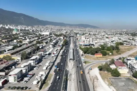 Bursa'da minibüs ile motosiklet kafa kafaya çarpıştı! Yaralı var