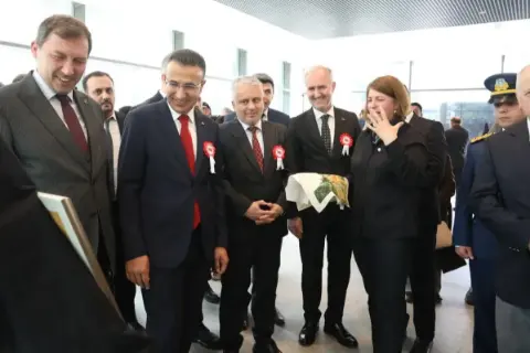 Bursa'da Cumhuriyet'in 103. yılına özel sergi açıldı! 20 eser sanatseverlerle buluştu