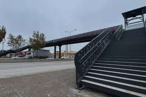 Bursa'da yıllardır ölümlü kazalarla gündeme gelen yola üst geçit! Kullanıma açıldı