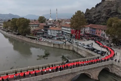 Çorum Cumhuriyet coşkusu: 103. yılda 103 metrelik bayrakla yürüdüler