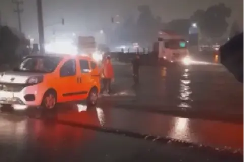 Hatay’da sağanak yağış yolları ve caddeleri göle çevirdi