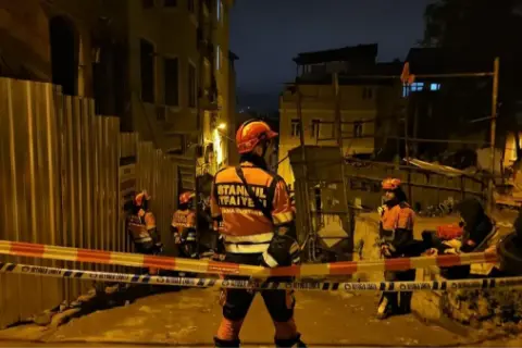 İstanbul’da 5 katlı bina çöktü! Ekiplerin üç saatlik araması sona erdi