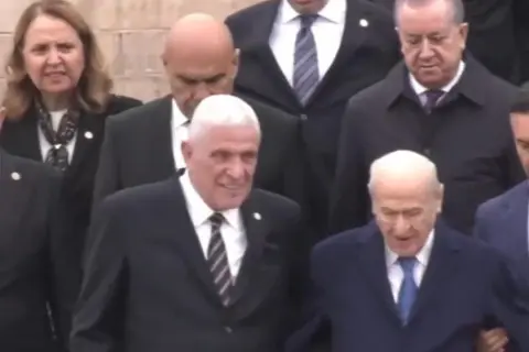 Anıtkabir'de Sürpriz Yakınlaşma: Bahçeli ve Dervişoğlu Kol Kola