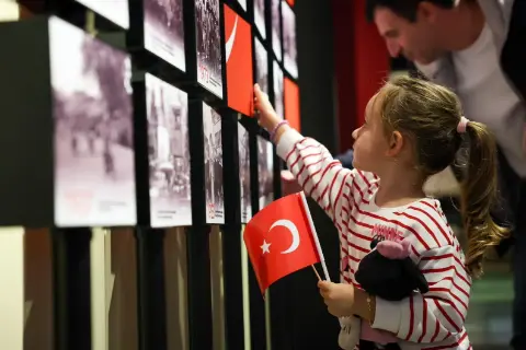 Bursa'da Cumhuriyet'in 103. yılına özel sergi! Şahin Biba'dan anlamlı mesaj