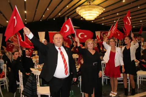Bursa'da Emeklilerden Cumhuriyet'in 103. Yılına Özel Kutlama