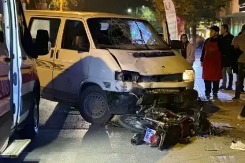Bursa'da minibüs ile motosiklet kafa kafaya çarpıştı! Yaralı var