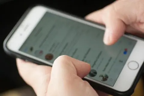 Cumhuriyet Bayramı töreninde korkutan anlar! Bayrak taşıyan öğrenci bayıldı