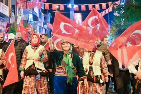 Bursa'da 6 gün süren festival Cumhuriyet coşkusuyla sona erdi! Binlerce kişi katıldı