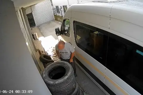 Bursa'da inanılmaz kiracı-mülk sahibi gerilimi kamerada! Parkeleri söküp dükkanın kapısını karavanla kapattı