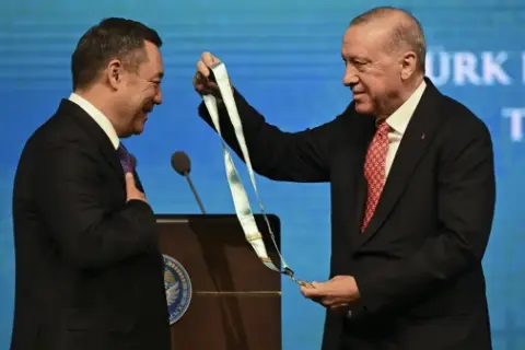 Gelişmesi! Kırgızistan Cumhurbaşkanı Caparov: Türkiye, (Cumhurbaşkanı Erdoğan’ın) liderliğinizde siyasi ekonomik askeri teknolojik başarılarıyla uluslararası arenadaki itibarını artırıyor
