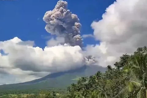 Filipinler’deki Mayon Yanardağı’nda patlama yaşandı