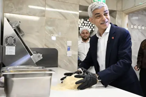 Londra Belediye Başkanı Sadiq Khan'dan Türk restoranında künefe şov