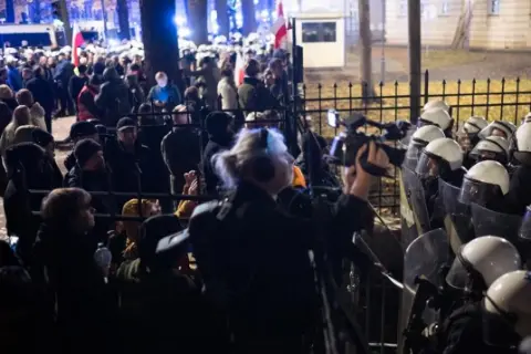 Polonya’da Anayasa Mahkemesi krizi sokağa taştı