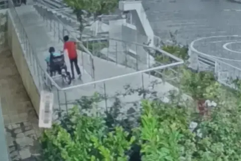 Sağanak altında tekerlekli sandalyedeki arkadaşının yanına koştu! O anlar yürekleri ısıttı
