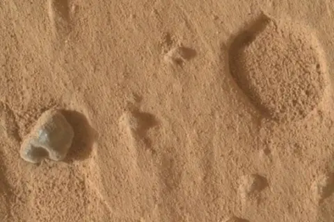Sahara Çölü'nde bulunan gül rengi göktaşı 4,1 milyar yıllık Mars parçası çıktı