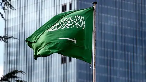 Suudi Arabistan’ın başkenti Riyad’da saldırı uyarısı sonrası çok sayıda patlama sesi duyuldu