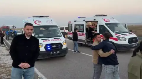 Feci kaza: 7 kişinin bulunduğu araç takla attı