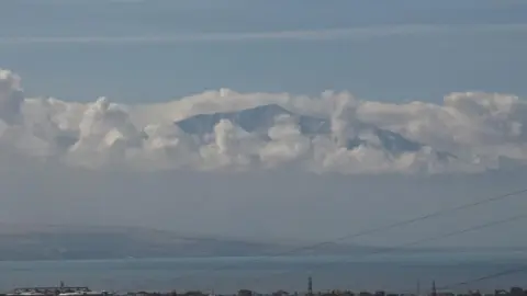 Van’da beyaz zirveler ile gölün maviliği aynı karede buluştu