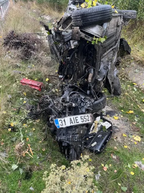 Van'da Takla Atan Otomobil Hurdaya Döndü: 1 Kişi Hayatını Kaybetti