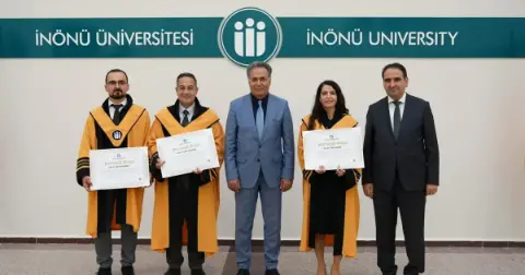 Profesör olan Akademisyenler cübbelerini giydi