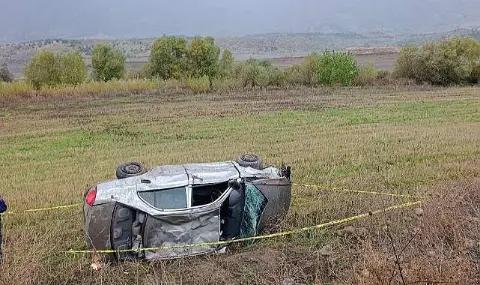 Kontrolden çıkan otomobil elektrik direğine çarptı