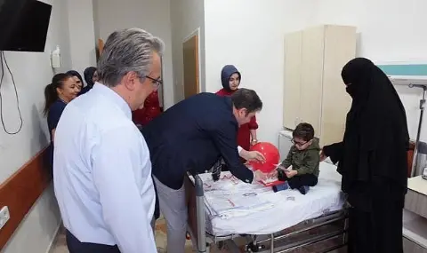 Fırat Üniversitesi Hastanesi yönetimi, 29 Ekim'de minik hastalara hediye takdim etti