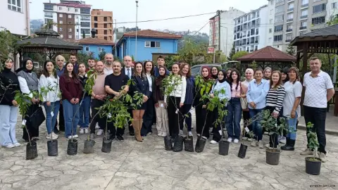 Giresun Üniversitesi Eynesil MYO'da Cumhuriyet'in 103. yılı için fidan dikildi