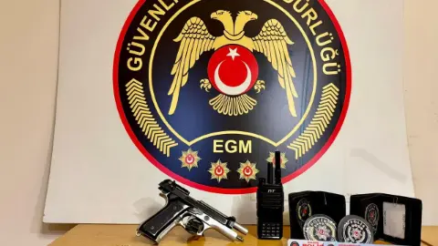 İzmir'de silah teşhiri yapan şüpheli gözaltına alındı, 8 kokart ele geçirildi