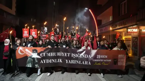 Yeni Parti’den Gümüşhane’de Meşaleli Cumhuriyet Yürüyüşü