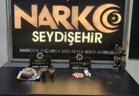 Araçta şok arama! Uyuşturucular kapı ceplerinde çıktı