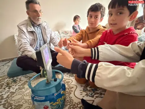 Yüksekova’da elektriksiz kalan aile mağdur: Çocuklar soğukta, aile çaresiz!