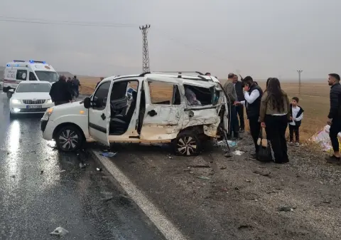 Hakkari yolunda 3 araç kaza yaptı: Polis memuru hayatını kaybetti