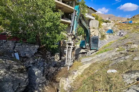Hakkari’de her yıl evlere zarar veren derede taşkın mesaisi