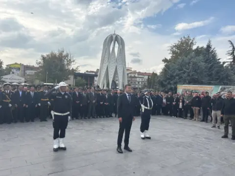 Cumhuriyet Coşkusu çelenk Töreniyle Başladı