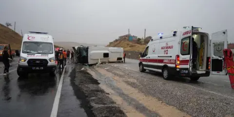 Sağanak sonrası feci kaza, işçi servisi devrildi! 15 yaralı