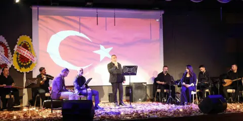 Kırıkkale'de Cumhuriyetin 103. yılına özel gece: Şiir ve türkülerle o salonda tek yürek oldular!
