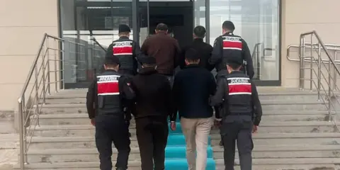 Bahşılı'da zehir şebekesine jandarma darbesi: Binlerce sentetik ecza hapla yakalanan 4 şüpheli tutuklandı!