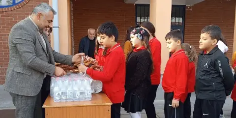 Çocuklar sevinçten havalara uçtu: Kırıkkale'de muhtardan ders arasına nostaljik ikram!