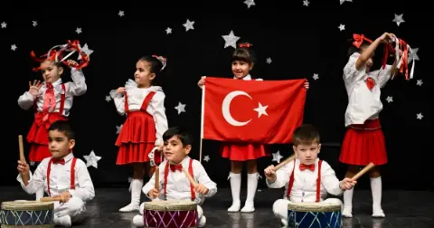 Seyhan’da çocuklar ve aileler cumhuriyet coşkusunu paylaştı