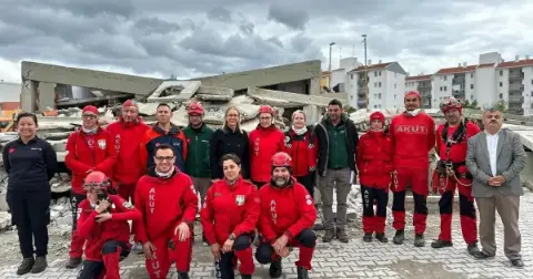 İzmir depreminde 23 saat oğlunu enkazda bekledi, şimdi başkalarına umut oluyor