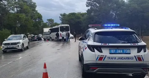 Antalya’da servis midibüsü ile otomobil çarpıştı: Sürücü araçta sıkıştı