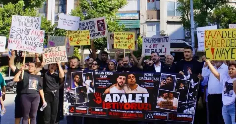Adana’da motosiklet kazasında hayatını kaybeden gençlerin aileleri gözyaşları içinde adalet istedi