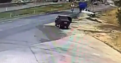 Nizip’te otomobil takla atarak menfeze uçtu: 2 yaralı
